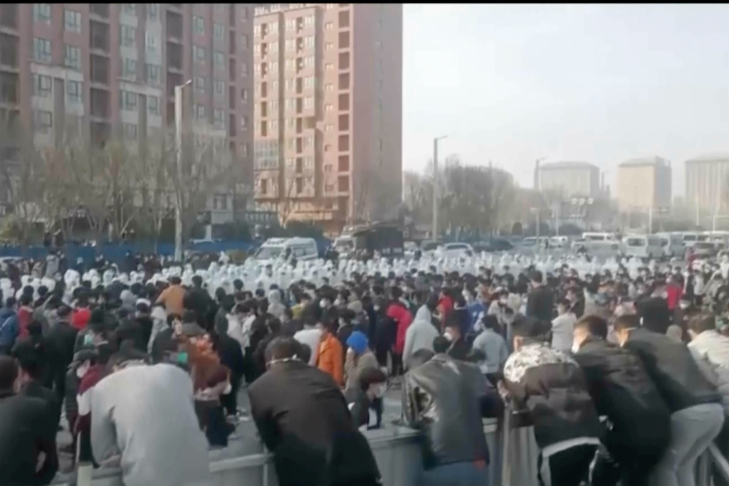 Torsdagens samling av arga fabriksarbetare i den enorma Iphone-fabriken i Zhengzhou.