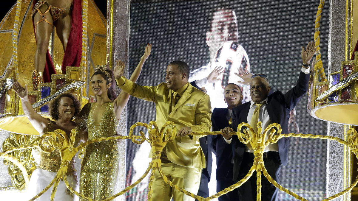 Ronaldo bar en guldfärgad kostym dagen till ära.