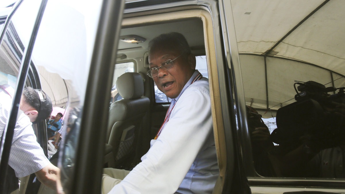 Oppositionsledaren Suthep Thaugsuban hoppar in i en bil i Bangkok.