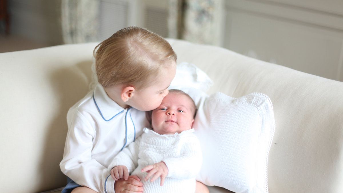 Och här sitter George med lillasyster Charlotte, prinsessa av Storbritannien. 