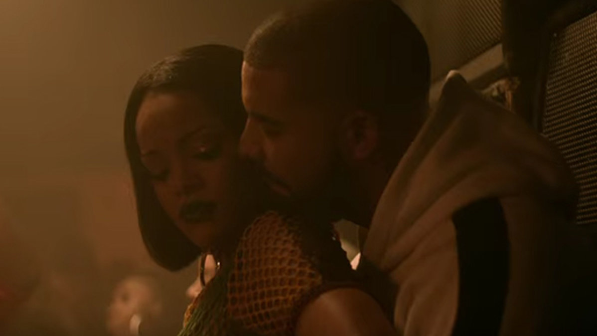I den första videon ser vi Drake och Rihanna dansa loss på en klubb. 