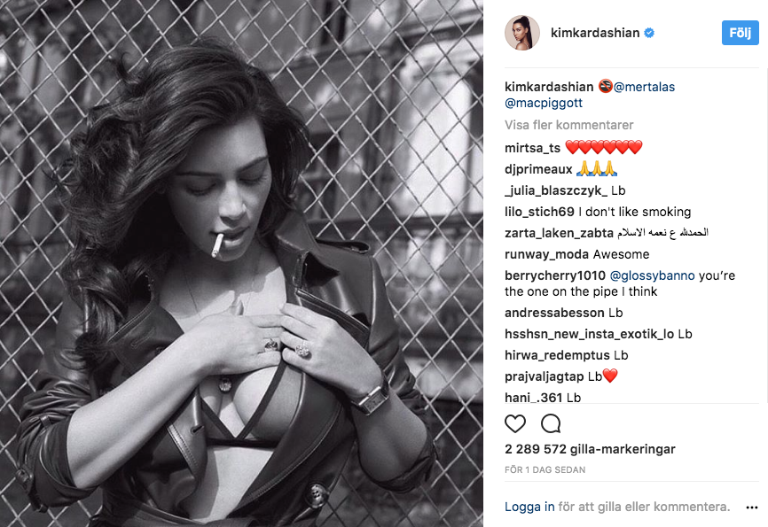 Kim Kardashian med en cigarett i munnen. Kim Kardashian med en cigarett i munnen.