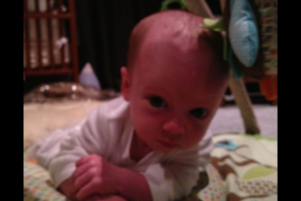 Hilary Duff twittrar en bild på nyfödda sonen Luca Cruz Comri. Han har precis lärt sig hålla upp huvudet där han ligger och myser på golvet. 