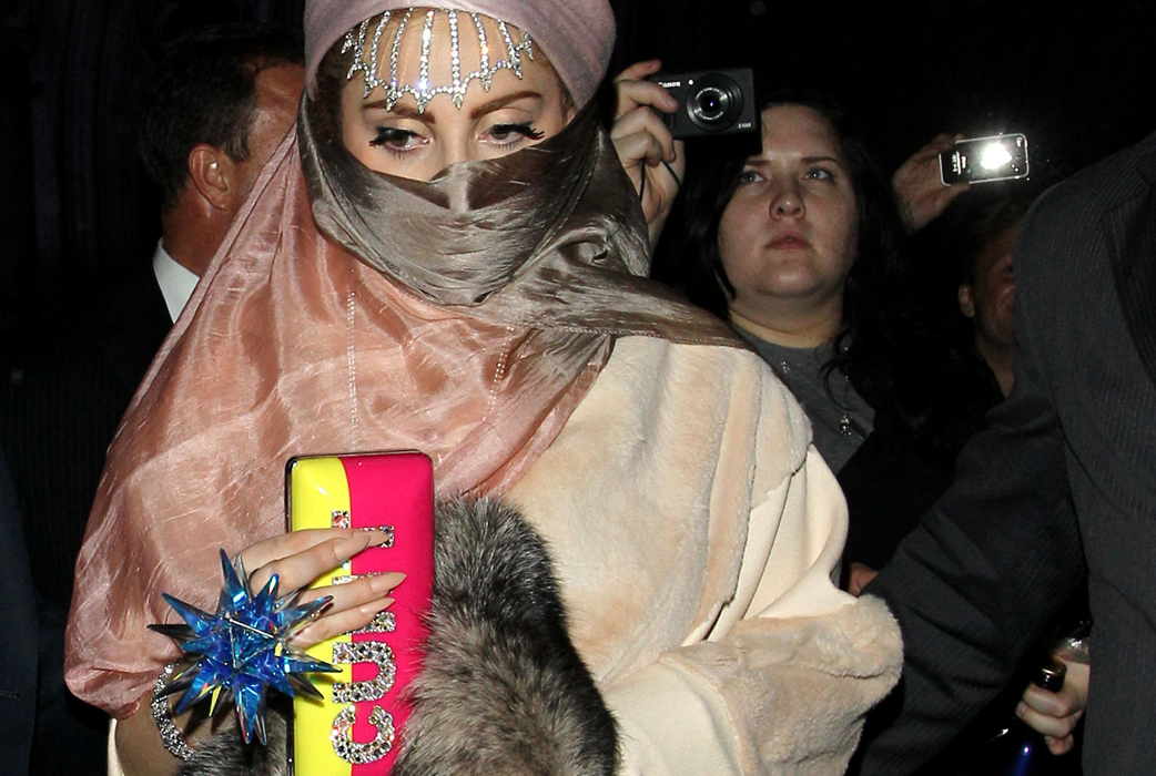 Lady Gaga hade även en smakfull miniclutch med texten "CUNT" på. Lady Gaga hade även en smakfull miniclutch med texten "CUNT" på.