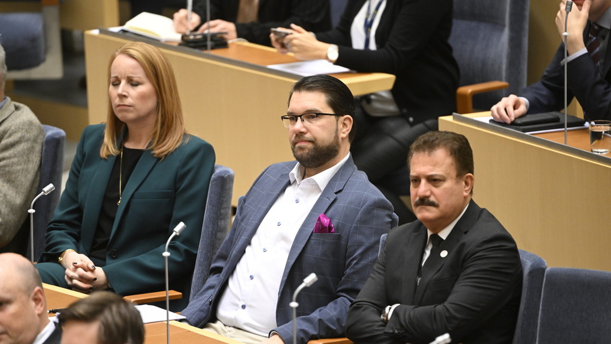 Socialdemokraternas riksdagsledamot Jamal El-Haj (S), till höger, i riksdagens kammare i oktober. Arkivbild.