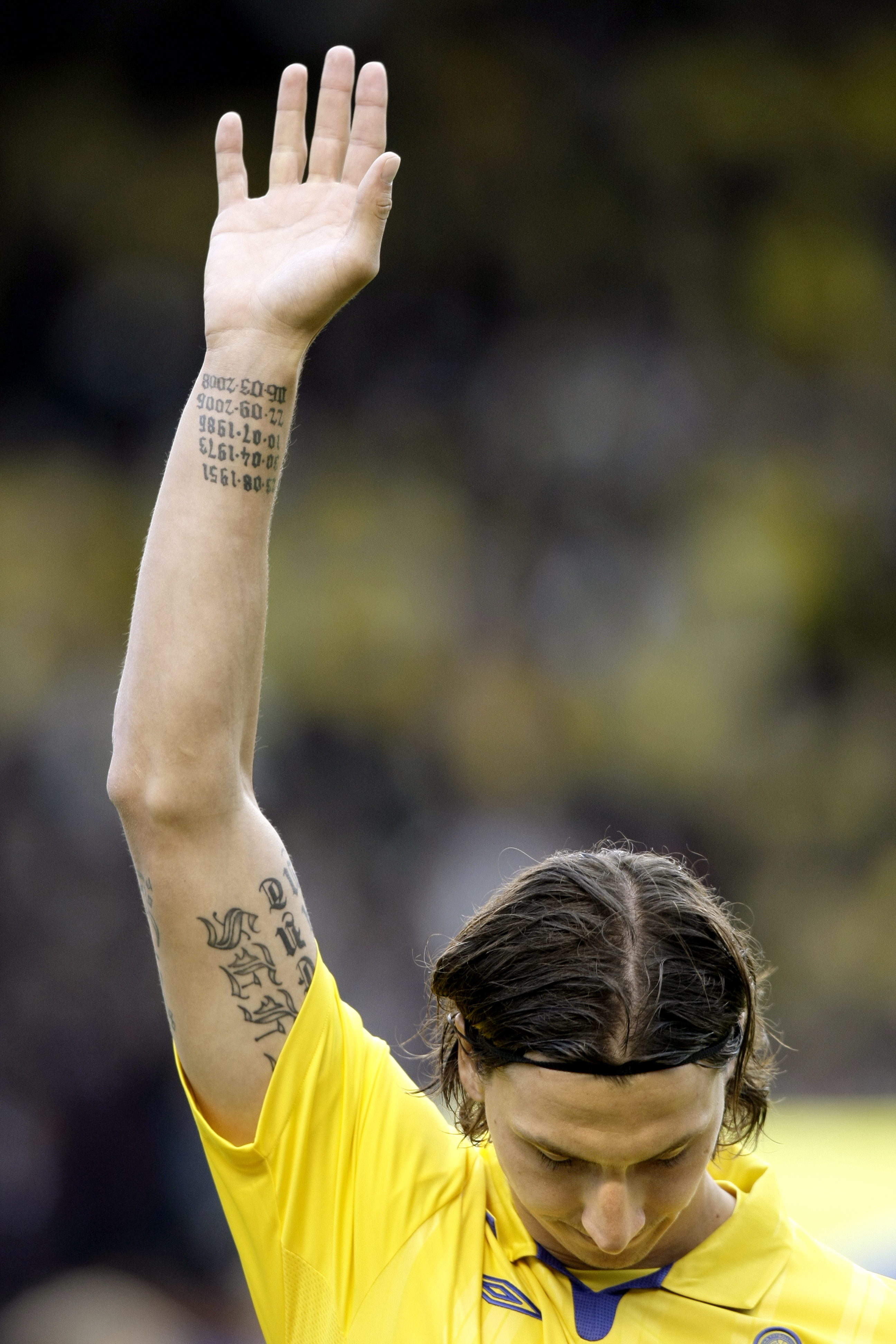 På Zlatans högra handled kan du se födelsedatumen för Zlatans storebror Sapko, lillebror Aleksander, pappan Zefik och hans söner Maximillian och Vincent. Anledningen att det blev på höger hand ska vara för att det är hans starkaste hand. På Zlatans högra handled kan du se födelsedatumen för Zlatans storebror Sapko, lillebror Aleksander, pappan Zefik och hans söner Maximillian och Vincent. Anledningen att det blev på höger hand ska vara för att det är hans starkaste hand.