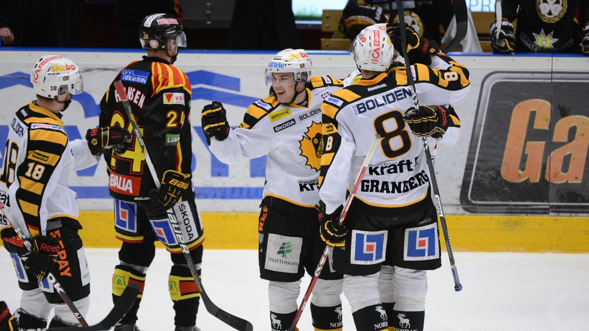 Skellefteås Viktor Arvidsson, andre från höger, klappas om sedan han gjort mål.