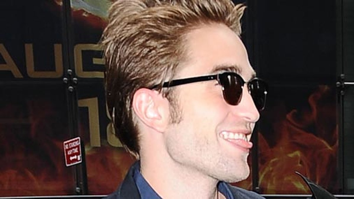 Robert Pattinson må vara bedragen – men han visar sig ute på stan med ett leende på läpparna. 