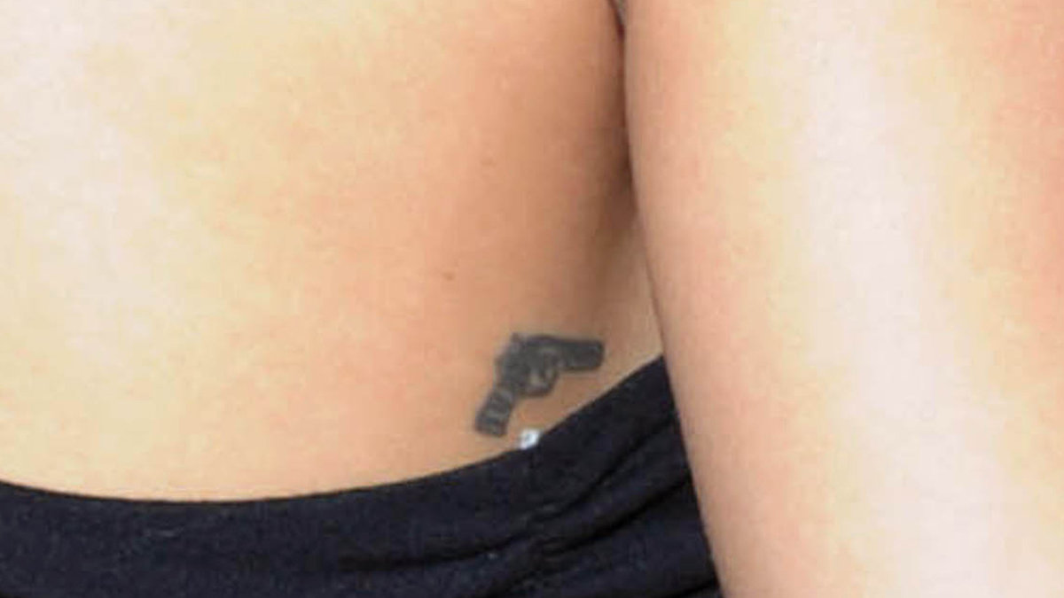 Sedan tidigare har Rihanna en del småtatueringar, som den här lilla pistolen på ryggen.