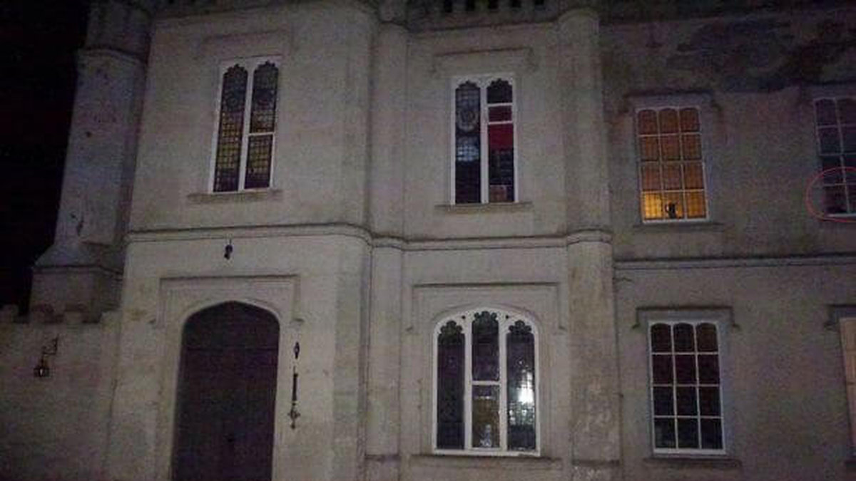 Spökjägare säger sig ha funnit barnspöken på bilder från Pen-Y-Lan Hall i Wales. I fönstret ska en liten pojke synas.
