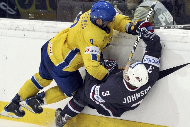 Tre Kronor-backen Nicklas Grossman har fått löneökning i NHL.