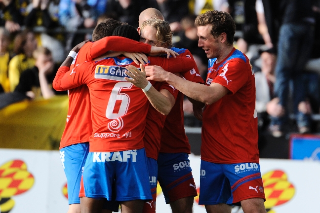 Hela laget samlades i en stor gruppkram. Hela laget samlades i en stor gruppkram.