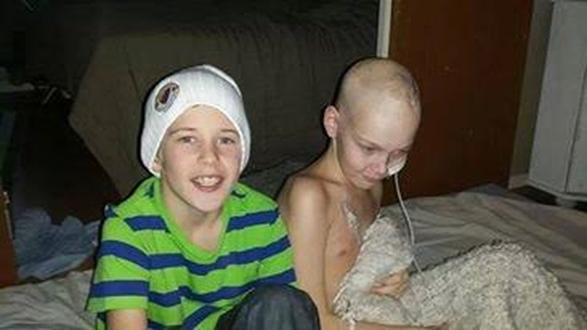 Efteråt konstaterades det att han borde fått sin cancerdiagnos två månader tidigare. Här är Oliver tillsammans med en av sina vänner. 