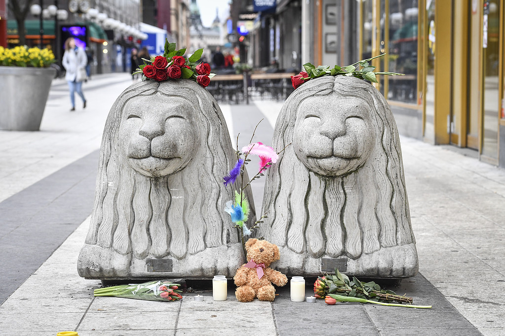 Betonglejon med blomster Dagen efter attacken