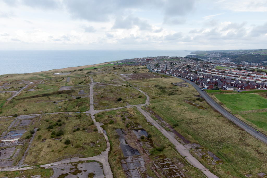 En flygvy visar platsen för den nya kolgruvan nära den cumbriska staden Whitehaven i nordvästra England, som den brittiska regeringen nu har beviljat bygglov för. Arkivbild.
