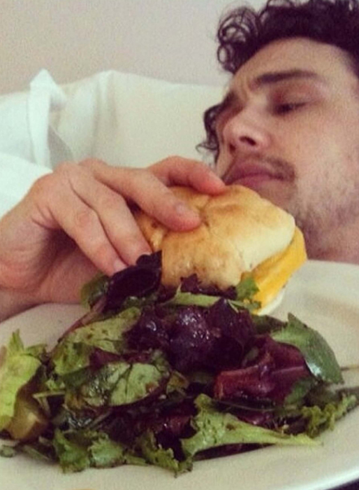 James Franco mumsar på en hamburgare. James Franco mumsar på en hamburgare.