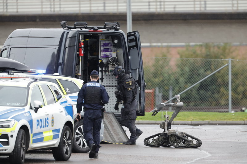 Polisens bombrobot på platsen för skottlossningen. Den gripne pojkens väska bedömdes initialt som ett misstänkt farligt föremål, men visade sig vara ofarligt.