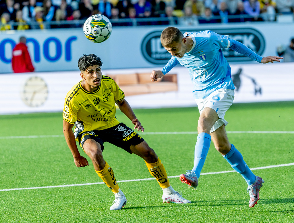 Ahmed Qasem och Malmös Oscar Lewicki söndagens match.