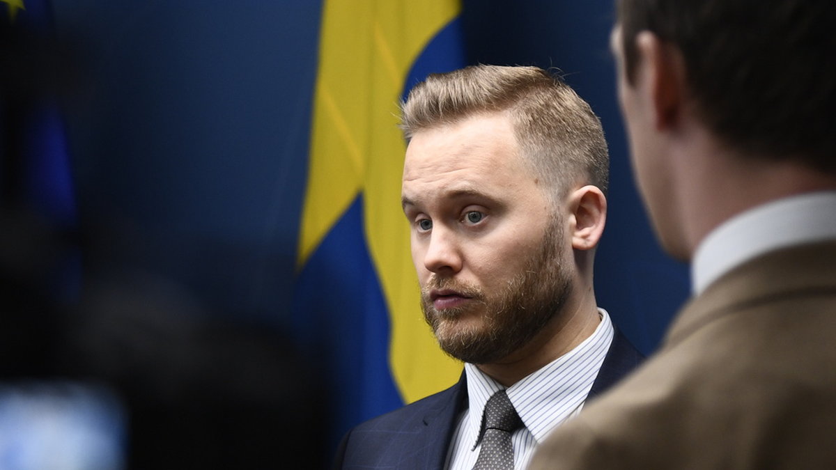 Sverigedemokraternas Henrik Vinge blir ny ordförande för trygghetsberedningen där samtliga riksdagspartier sitter. Beredningen får ett nytt uppdrag och Vinge lämnar tillsvidare som gruppledare för SD.