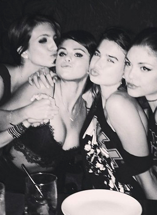 Selena Gomez har en helkväll med sitt tjejgäng. Selena Gomez har en helkväll med sitt tjejgäng.