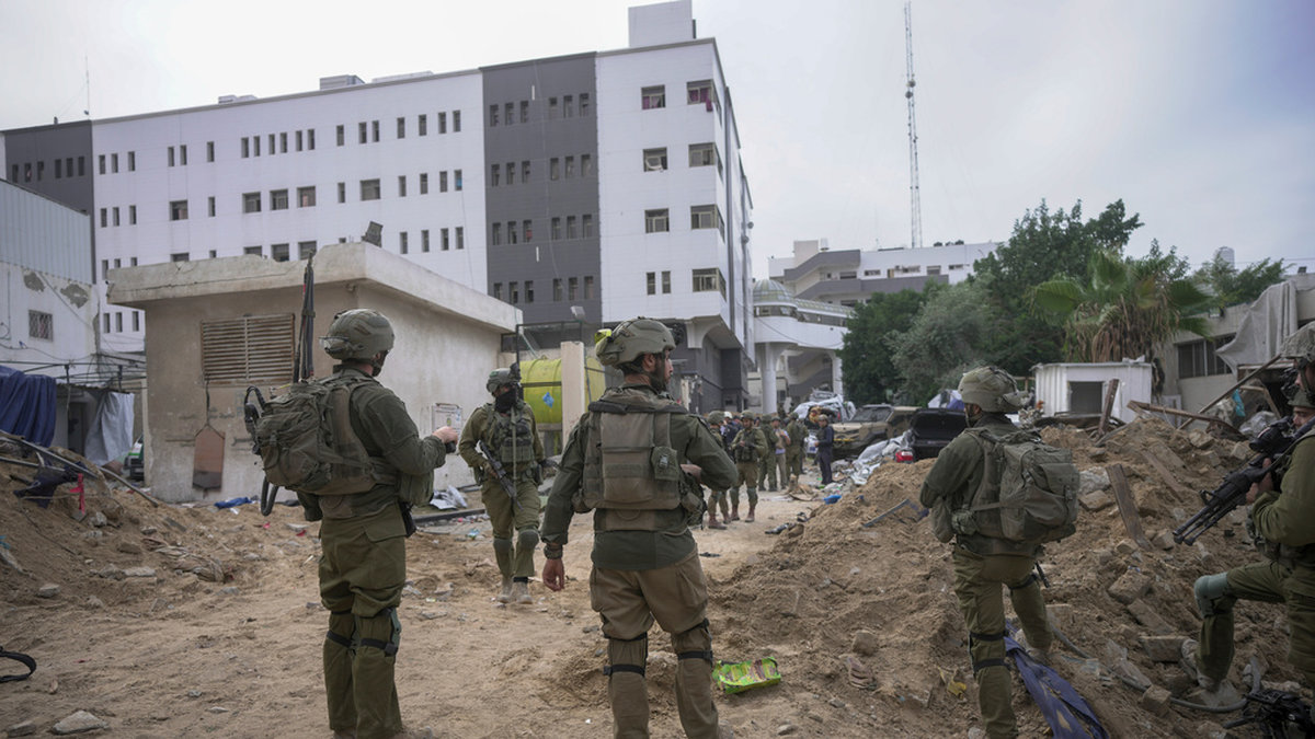 Israeliska soldater utanför al-Shifasjukhuset i Gaza stad i november.