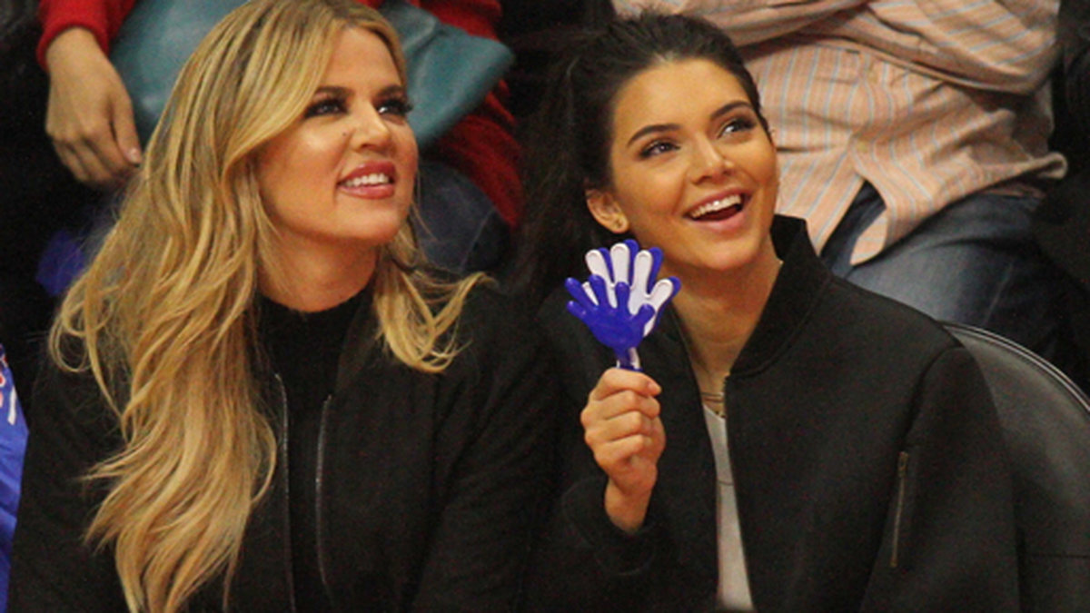 Systrarna Khloe Kardashian och Kendall Jenner på basketmatchen mellan Houston Rockets och LA Clippers i veckan. 