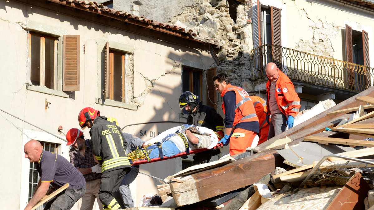 Räddningsarbetet i Arquata del Tronto.