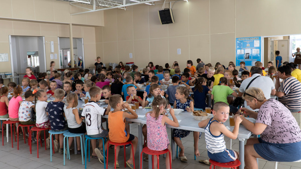 Barnhemsbarn från Donetsk på ett läger i Zolotaja Kosa i sydöstra Ryssland. Ryssland satsar på att 'adoptera' alla barnhemsbarn. Bilden är tagen den 8 juli 2022.