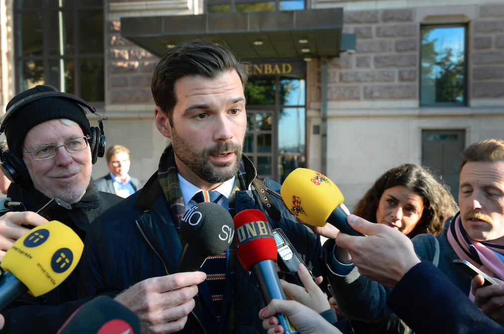Här blir Johan Forssell omringad av journalister (om det är för de har frågor eller bara vill vara nära honom går att spekulera i). Här blir Johan Forssell omringad av journalister (om det är för de har frågor eller bara vill vara nära honom går att spekulera i).