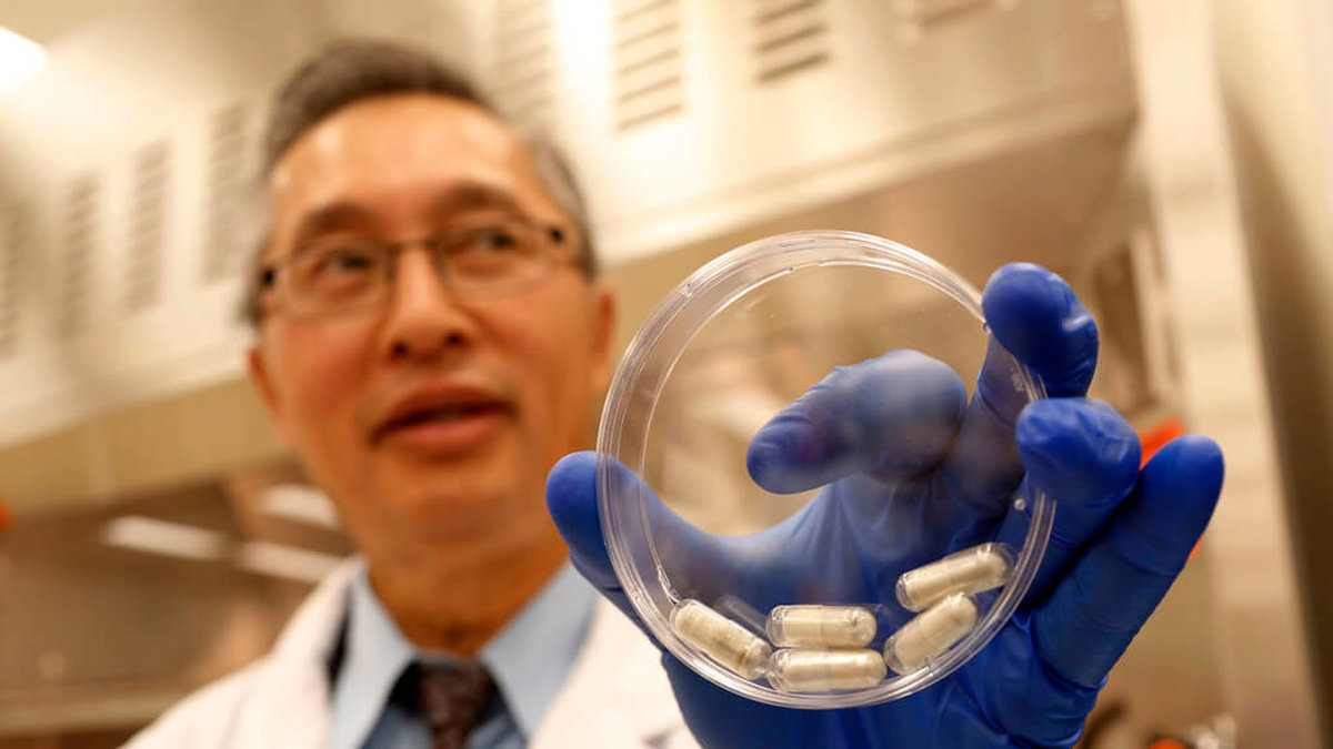 Thomas Louie, infektionsspecialist vid Calgary Universitet, visar upp stolpiller av avföring som kan reparera bakteriefloran hos personer med tarmsjukdom. Arkivbild.