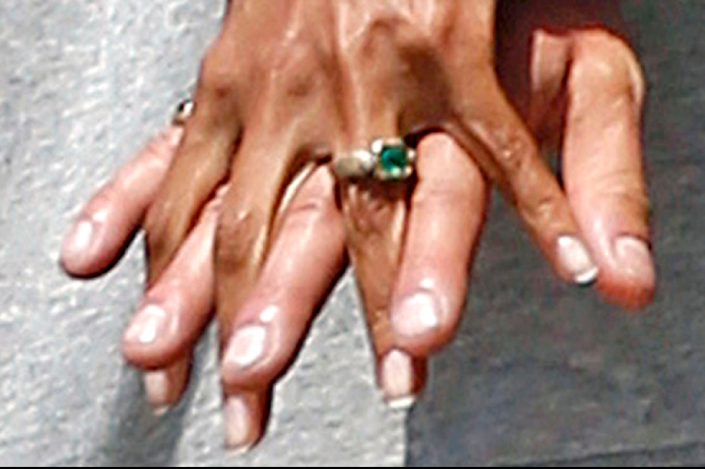 Halle Berry och Olivier Martinez blingar ihop. Halle Berry och Olivier Martinez blingar ihop.