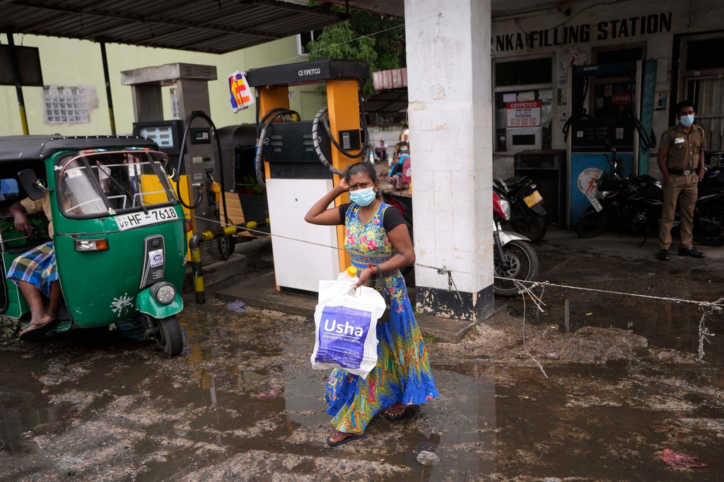 En kvinna lämnar tomhänt en bensinstation i Colombo, Sri Lanka, efter att ha försökt köpa fotogen för matlagning.
