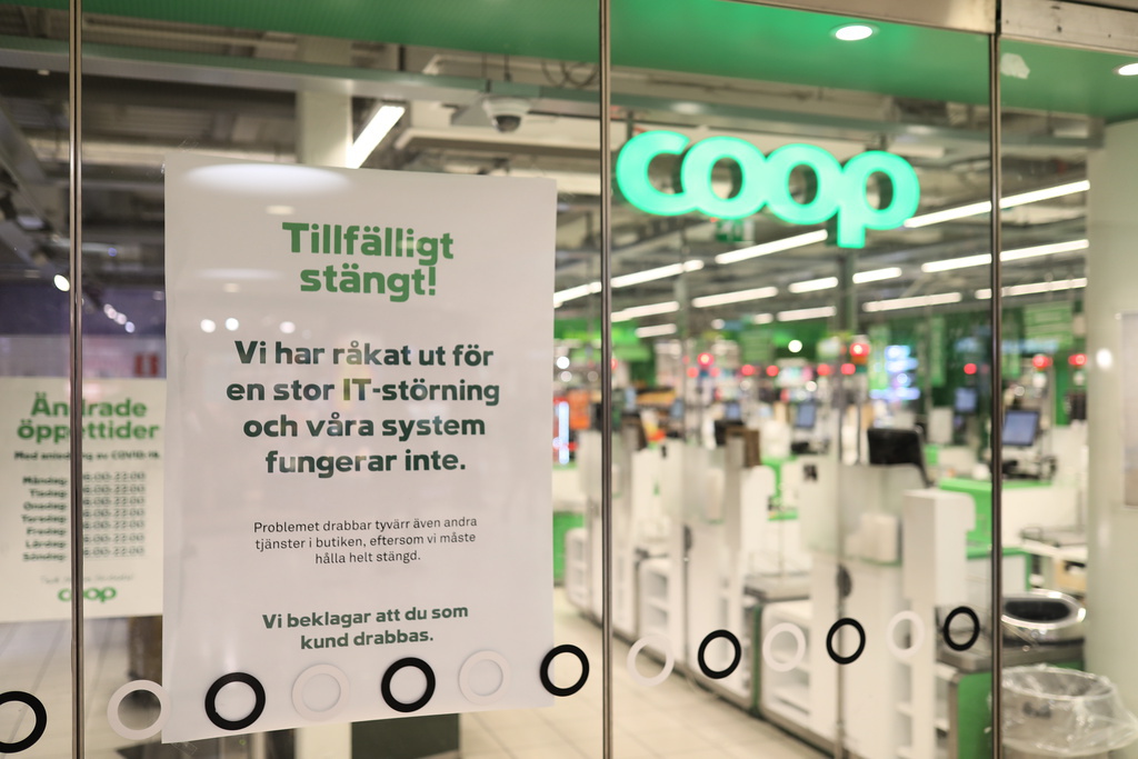 STOCKHOLM 20210703 En stängd Coop butik i Stockholm på lördagen.Coop har stängt nästan landets alla 800 butiker efter en it-attack. I nuläget är prognosen att det består hela lördagen, enligt livsmedelskedjan. Foto: Ali Lorestani/ TT / kod 11950