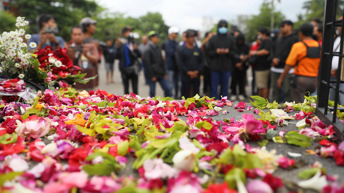 Blommor utanför Kanjuruhan-stadion i Malang, Indonesien, där minst 125 personer miste livet.