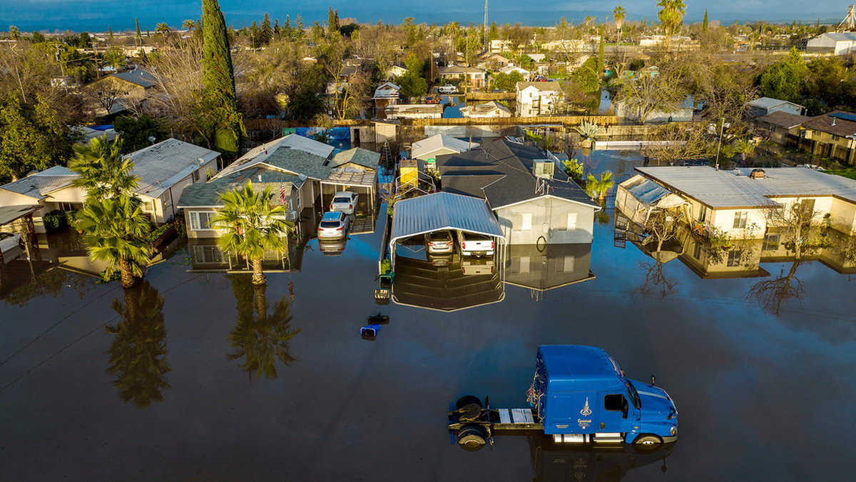 Översvämmade kvarter i Planada, Merced County, i Kalifornien. Bild från i tisdags.