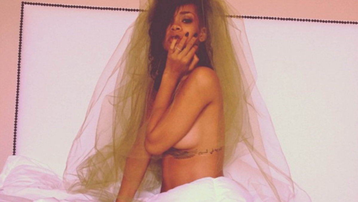 Rihanna lägger ofta upp vågade bilder på sig själv på Twitter.
