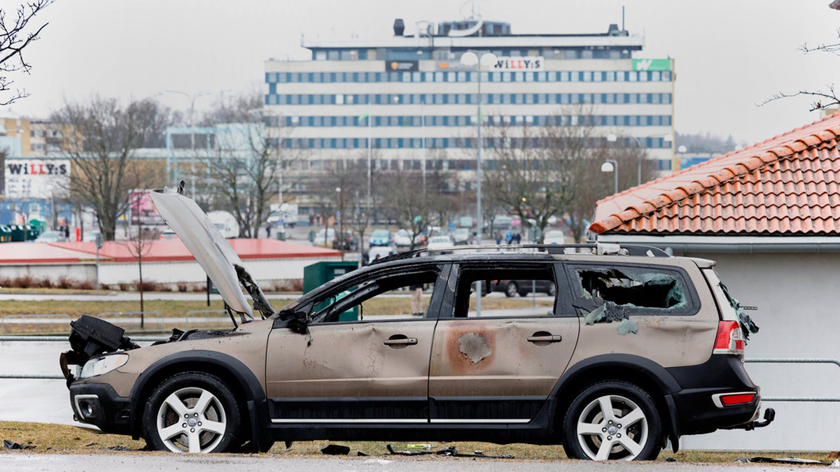 En utbränd civil polisbil efter upploppen i Linköping tidigare i år. Arkivbild.