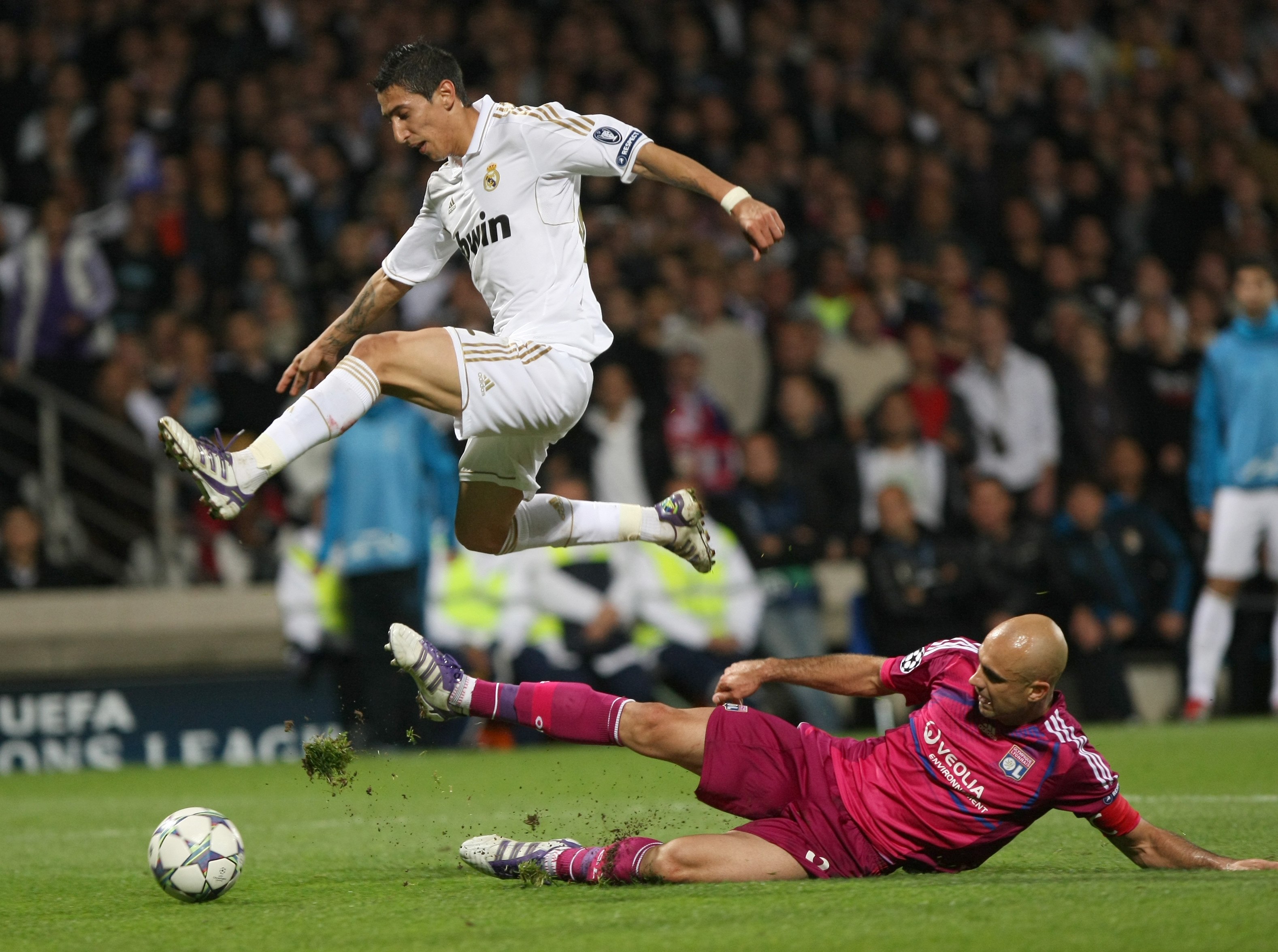 Bortamötet i Frankrike blev visserligen en svår match och hemmalaget gjorde det bra. Trots det kunde spanjorerna ändå vinna efter att Cristiano Ronaldo gjort två mål. Bortamötet i Frankrike blev visserligen en svår match och hemmalaget gjorde det bra. Trots det kunde spanjorerna ändå vinna efter att Cristiano Ronaldo gjort två mål.