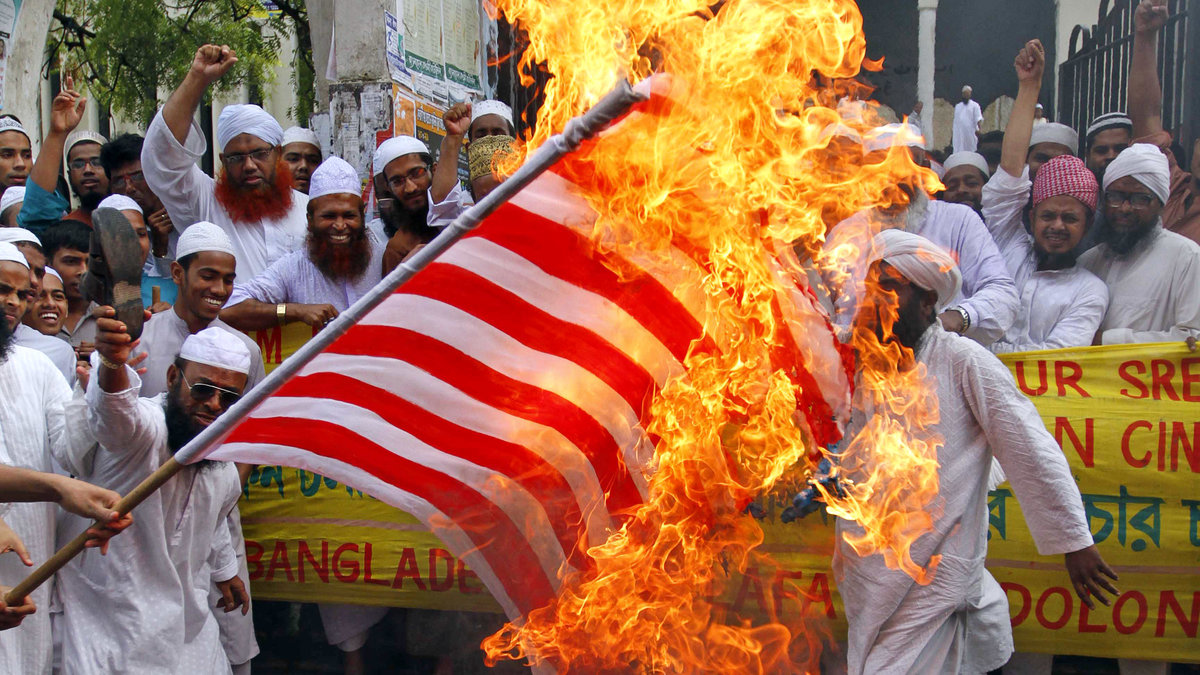 Här bränns den amerikanska flaggan i Bangladesh.