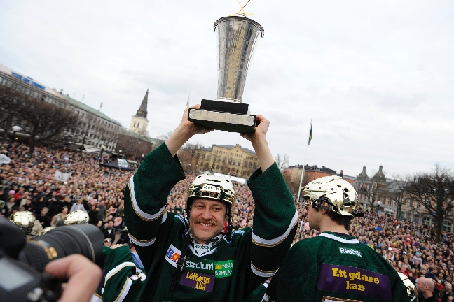 På stora torget i Karlstad tog Färjestad emot fansens hyllningar. Här lyfter Pelle Prestberg SM-bucklan. På stora torget i Karlstad tog Färjestad emot fansens hyllningar. Här lyfter Pelle Prestberg SM-bucklan.
