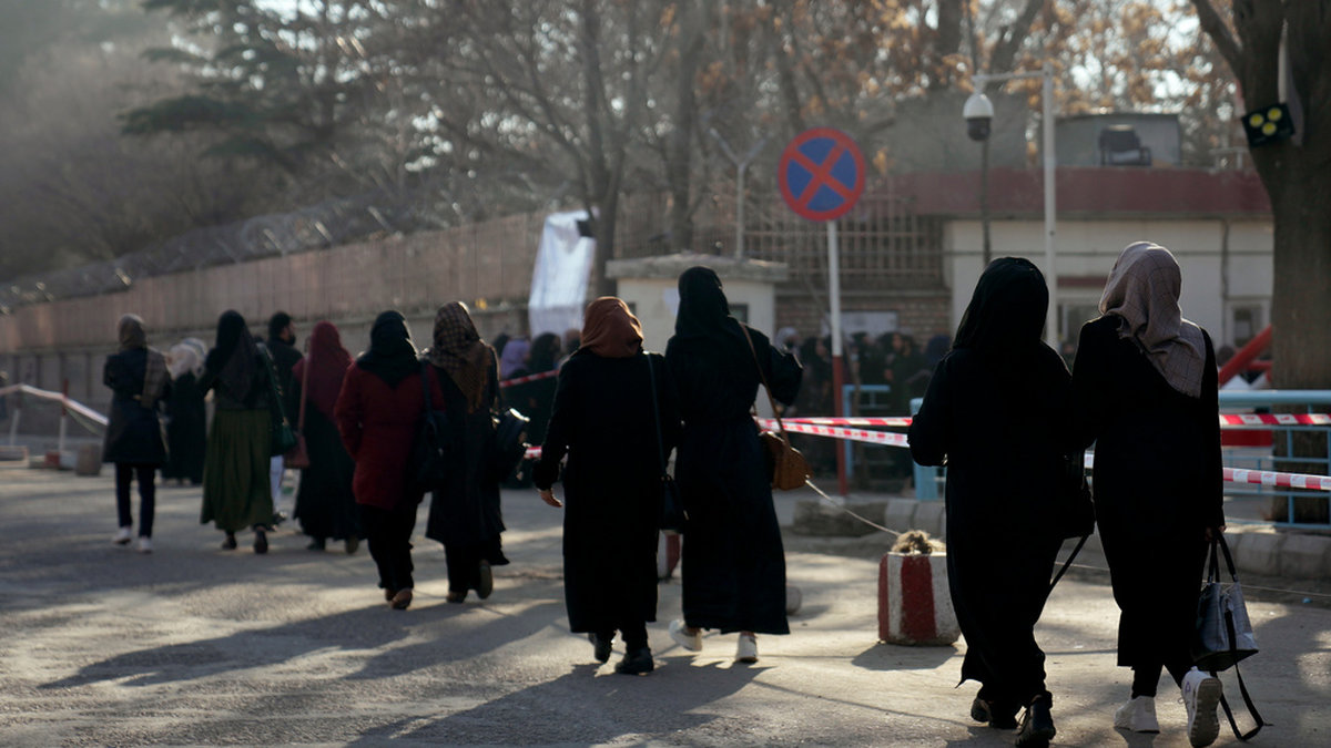 Afghanska studenter på väg till universitetet i huvudstaden Kabul. Arkivbild.