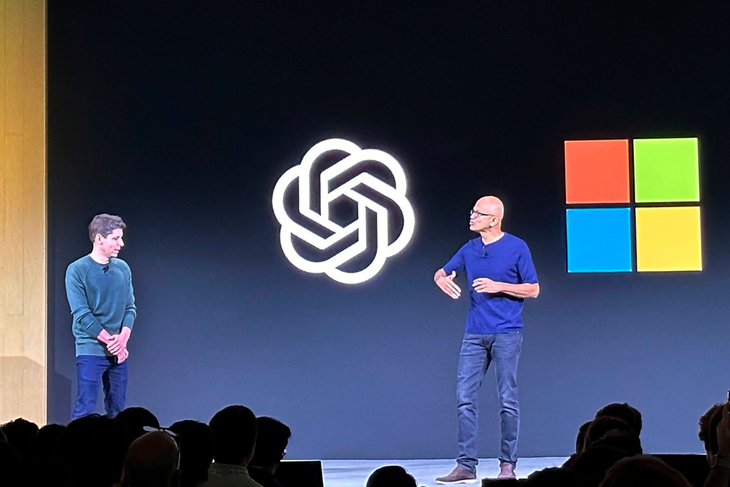 Sam Altman, före detta chef för Open AI, och Satya Nadella, Microsofts vd, vid en utvecklarkonferens tidigare i november. Arkivbild.