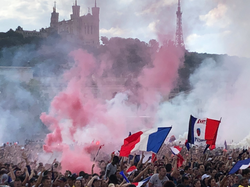 Rökridå över folkhav i Lyon. Rökridå över folkhav i Lyon.