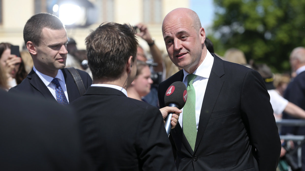 Statsminister Fredrik Reinfeldt intervjuas.