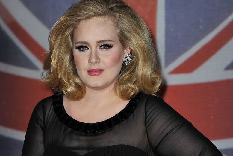 24. Adele, 24, har inte bara en strupe av guld. Hon syns i en hel del i media också.