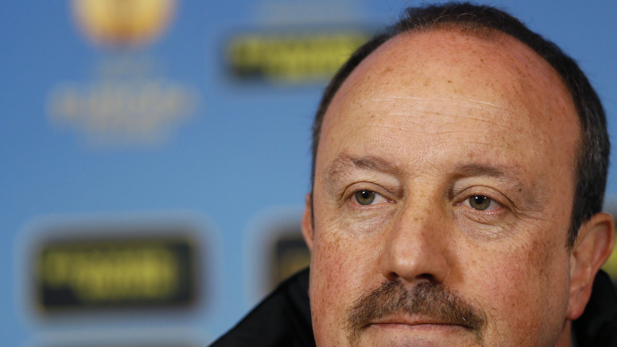 "Fansen sänker oss och slösar sin tid", säger Benitez. 