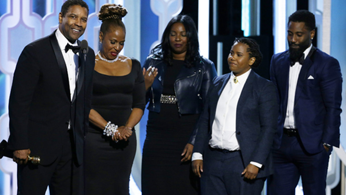 Denzel Washington med sin fru Pauletta och sina barn på scen på Golden Globes i söndags. Längst till höger ser vi John David. 
