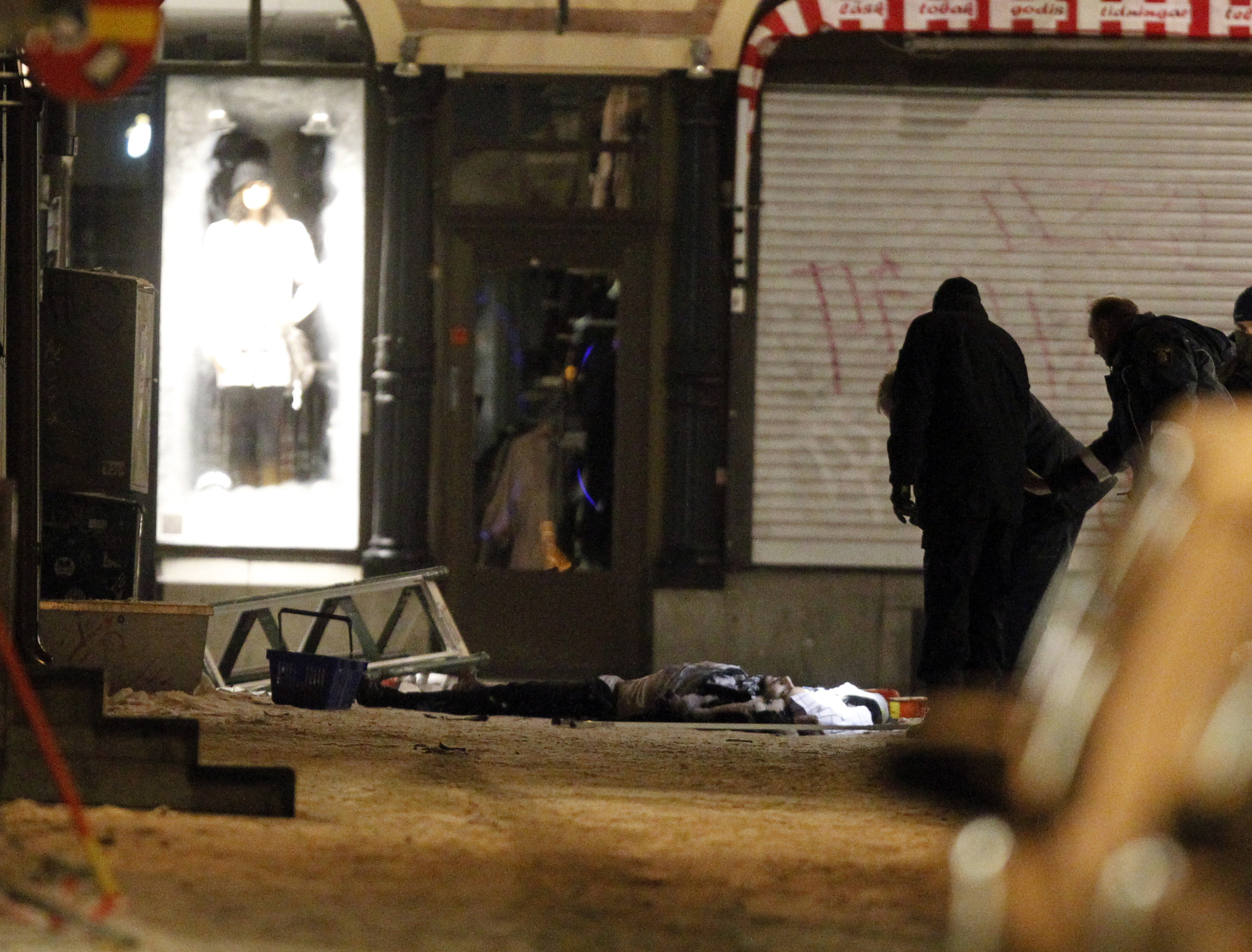 Polis undersöker resterna av en man som sprängde sig själv vid Bryggargatan i centrala Stockholm på lördagen.