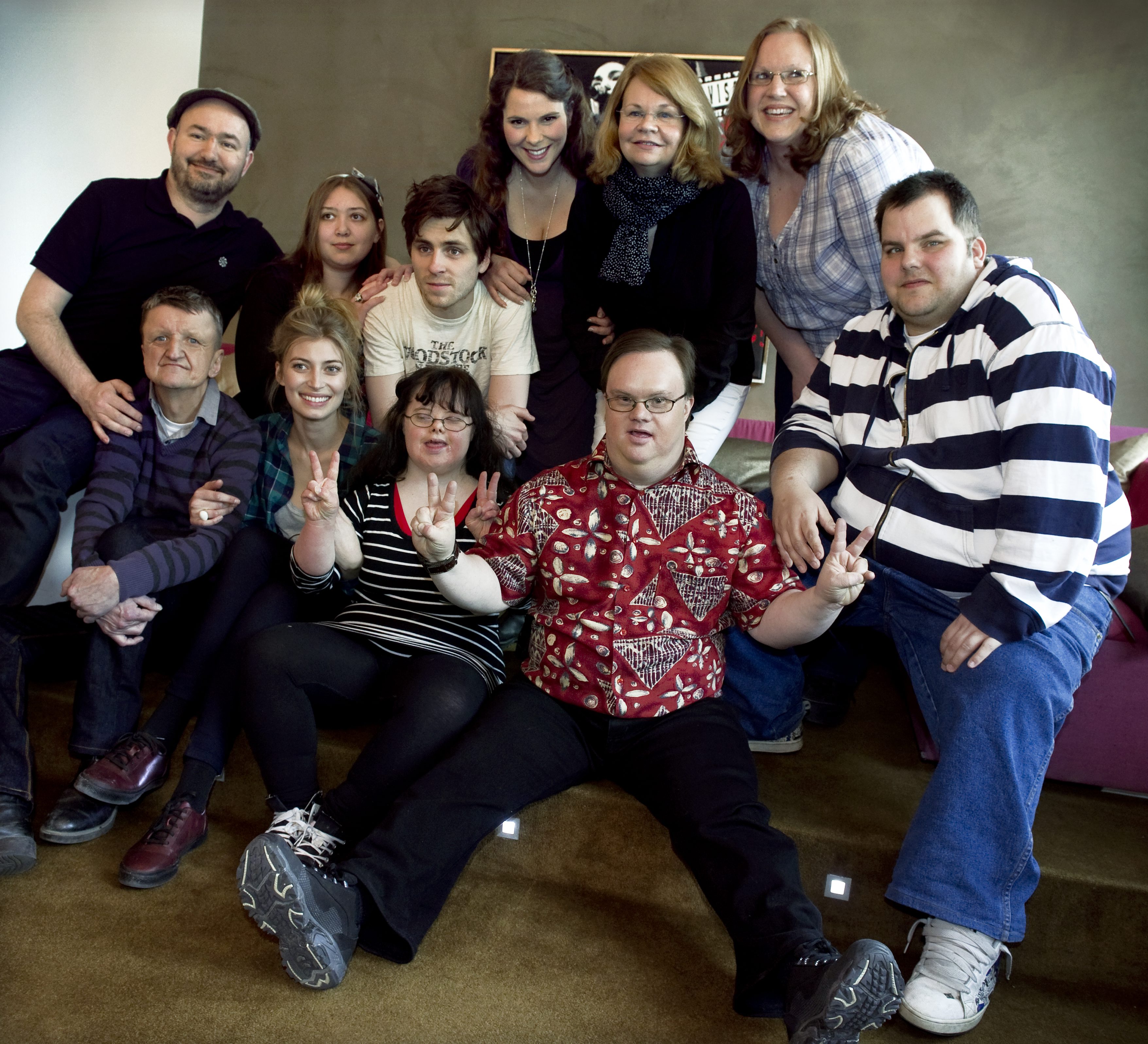 Delar av Glada Hudik-ensamblen tillsammans med sina medskådespelare från filmen "Hur många lingon finns det i världen?". Nu har föräldrarna till teaterns funktionshindrade skådespelare tagit strid mot mediernas granskning.