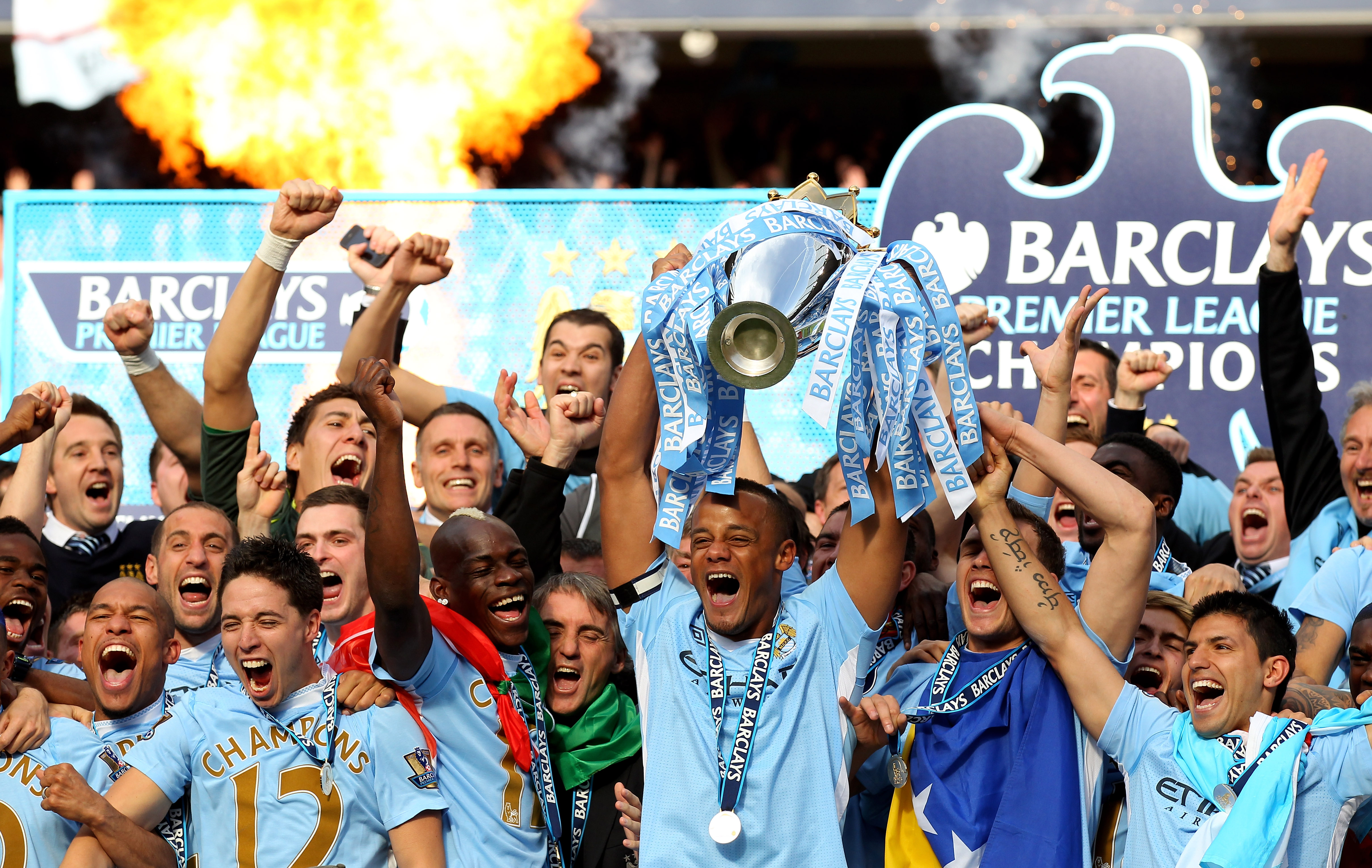 Vincent Kompany lyfter bucklan och laget skriker ut sin glädje. Vincent Kompany lyfter bucklan och laget skriker ut sin glädje.